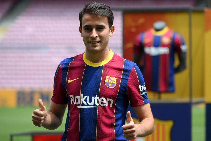 El exjugador del Manchester City, el defensa español Eric García posa en el terreno de juego durante su presentación oficial como nuevo jugador del FC Barcelona en el estadio Camp Nou de Barcelona el 1 de junio de 2021.&nbsp;