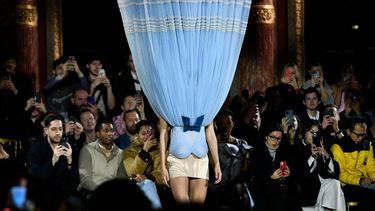 Una modelo presenta una creación para Viktor & Rolf durante la Semana de la Moda Primavera-Verano 2023 de Alta Costura en París el 25 de enero de 2023.