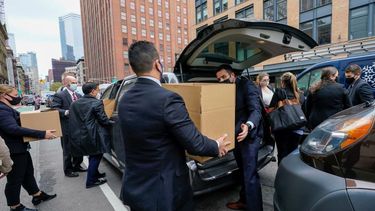 Agentes del FBI sacan cajas conn supuesta evidencia de la sede del gremio policial Sergeants Benevolent Association en Manhattan, Nueva York, el martes, 5 de octubre del 2021.&nbsp;