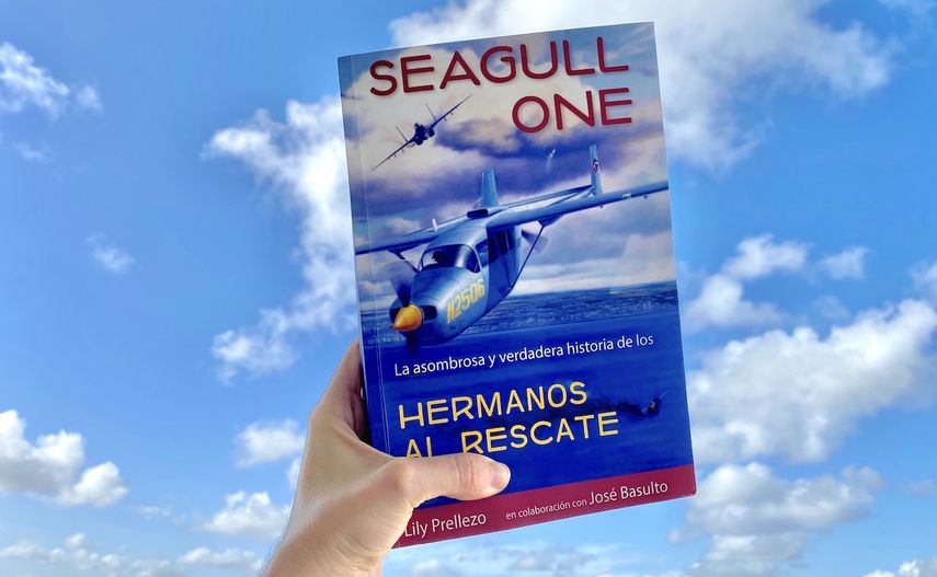 El libro Seagull One. La asombrosa y verdadera historia de los Hermanos al Rescate, de Lily Prellezo, quien escribió, junto a Basulto.