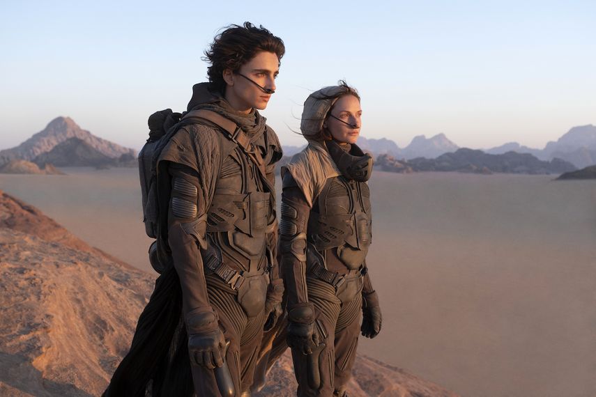 En esta imagen difundida por Warner Bros. Pictures, Timothee Chalamet y Rebecca Ferguson en una escena de Dune.  
