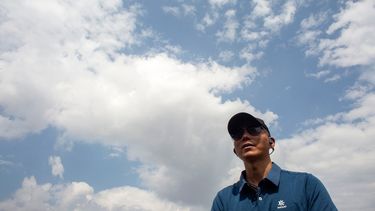 El escalador chino Zhang Hong, de 44 años, quien se convirtió en el primer asiático ciego en escalar el Everest, en entrevista con The Associated Press en un hotel in Katmandú, Nepal, el 31 de mayo de 2021.