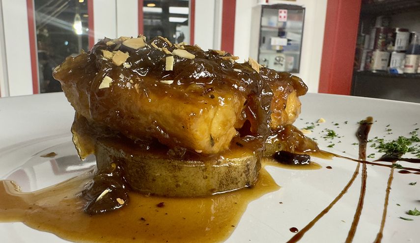 Mahi mahi a la miel con cebolla caramelizada, almendras y pasas.