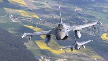 Dos F- 16 de la Fuerza Aérea de Rumanía participan en una patrulla aérea de la OTAN en el espacio aéreo lituano.&nbsp;