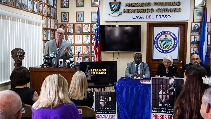 El coordinador de la Asamblea de la Resistencia Cubana, Orlando Gutiérrez-Boronat, se dirige a los asistentes en la Casa del Preso en Miami.