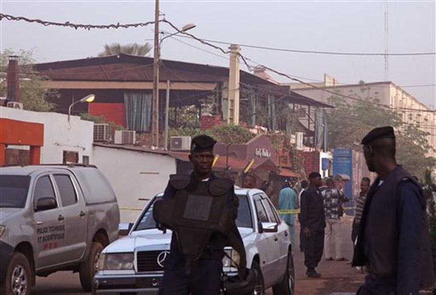 Un club nocturno (atrás) popular entre los expatriados en la capital de Mali es rodeado por fuerzas de seguridad luego de haber sido atacado por hombres armados en Bamako, Mali, el sábado 7 de marzo de 2015. (Foto AP)