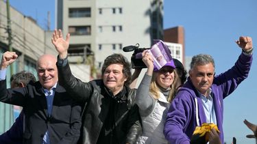 El presidente argentino Javier Milei (2.º por la izq.) saluda junto a su hermana, la secretaria general de la Presidencia, Karina Milei (2.º por la der.), el candidato a diputado del partido gobernante, José Luis Espert (izq.), y otros funcionarios y candidatos durante una caravana de vehículos antes de las elecciones legislativas provinciales en Lomas de Zamora, provincia de Buenos Aires, Argentina, el 27 de agosto de 2025.&nbsp;