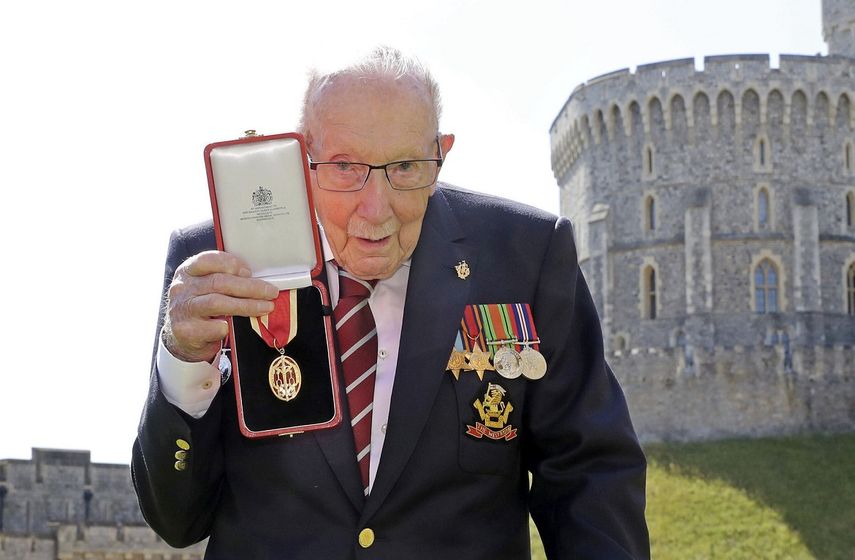 Esta fotografía de archivo del viernes 17 de julio de 2020 muestra al capitán sir Thomas Moore posando para la prensa después de ser nombrado caballero por la reina Isabel II durante una ceremonia en el castillo de Windsor, en Windsor, Inglaterra.&nbsp;