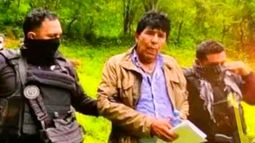 En esta foto proporcionada por la Secretaría de Marina de México, dos agentes escoltan al narcotraficante Rafael Caro Quintero en el estado de Sinaloa, México. Caro Quintero fue capturado con fines de extradición a EEUU, acusado de la tortura y muerte de un agente de la DEA en 1985.&nbsp;