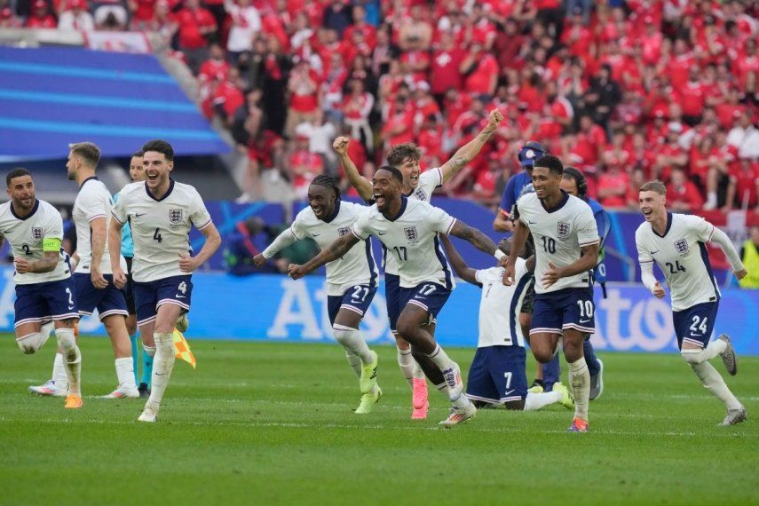 Los jugadores ingleses celebran después de que Trent Alexander-Arnold anotó el penal de la victoria ante Suiza en los cuartos de final de la Eurocopa, el sábado 6 de julio del 2024.