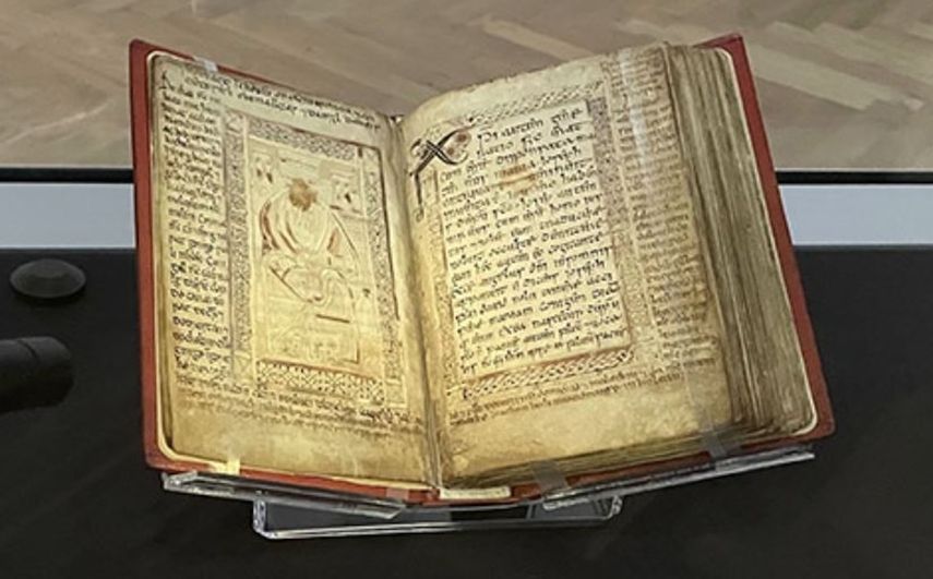 El Libro de los Ciervos, expuesto en la Galería de Arte de Aberdeen.