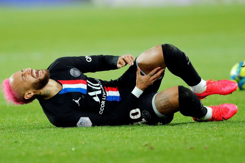 El jugador del Paris Saint-Germain, Neymar, cae al terreno de juego durante un partido de la liga francesa contra Montpellier, en Par&iacute;s, el s&aacute;bado 1 de febrero de 2020.&nbsp;