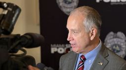 Congresista Mario Díaz Balart conversa con la prensa sobre política de Trump hacia Cuba.