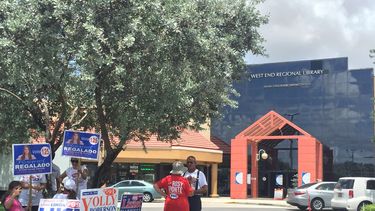 Imagen de archivo que recoge la entrada de un colegio electoral habilitado en una biblioteca en Kendall.