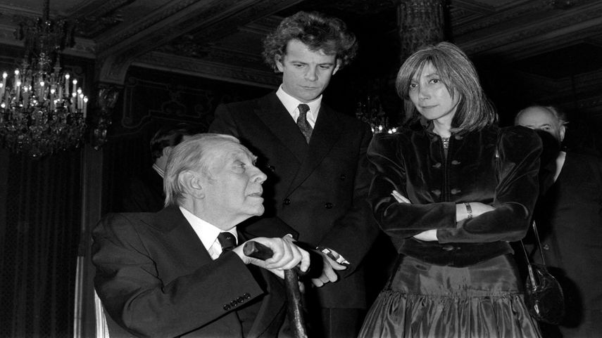 En esta foto de archivo tomada el 19 de enero de 1983, el escritor argentino Jorge Luis Borges y su esposa María Kodama, acompañados por el fotógrafo francés Francois-Marie Banier (centro), aparecen en el Palacio del Elíseo en París después de recibir el premio Legión de Honor del presidente francés François Mitterrand.