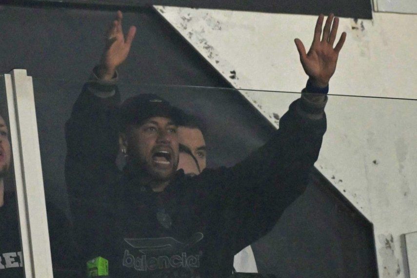 El delantero del Santos, Neymar, reacciona desde una butaca en la grada durante el partido de la fase de grupos de la Copa Sudamericana entre el Santos de Brasil y el San Lorenzo de Argentina en el estadio Urbano Caldeira en Santos, estado de São Paulo, Brasil, el 20 de mayo de 2026.