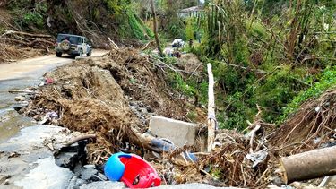 El secretario de Asuntos Públicos y Política Pública de Puerto Rico, Ramón Rosario, anunció que hay&nbsp;18&nbsp;puentes,&nbsp;seis&nbsp;vías&nbsp;primarias, seis&nbsp;vías&nbsp;secundarias y&nbsp;14&nbsp;vías&nbsp;terciarias&nbsp;cerradas&nbsp;al tránsito principal.