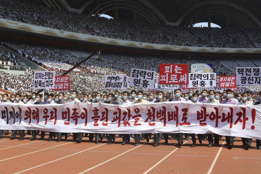 Gente de Pyongyang participa en una manifestación tras una marcha para conmemorar lo que Corea del Norte conoce como el día de lucha contra el imperialismo estadounidense en el Estadio del Primero de Mayo en Pyongyang, Corea del Norte, el domingo 25 de junio de 2023.&nbsp;&nbsp;