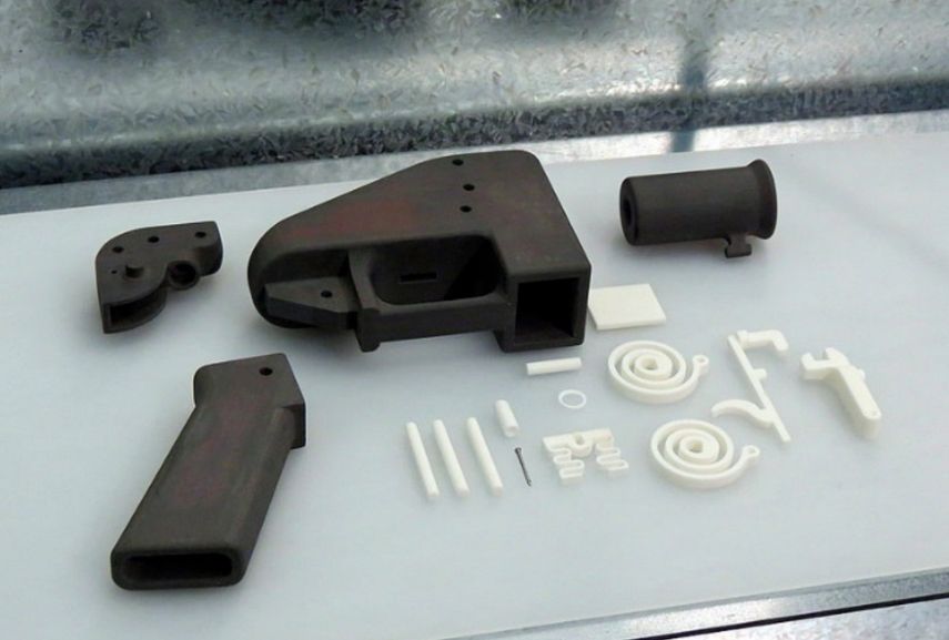 Vista de varias partes de una pistola impresa en 3D.