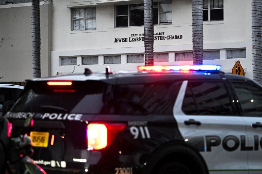 Un coche de policía de Miami Beach patrulla cerca de un centro Chabad en Miami Beach, Florida, el 22 de mayo de 2025, después de un tiroteo que dejó dos personas muertas en Washington, DC.