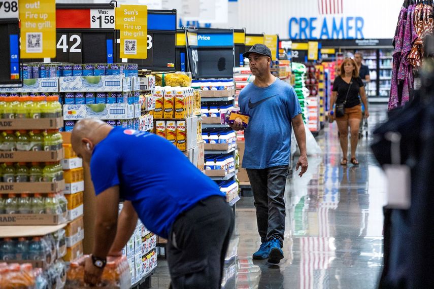 Clientes dentro de una de las tiendas minoristas de la cadena Walmart.