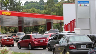 Dos mujeres se golpean por gasolina en Venezuela