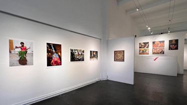 Obras de artistas cubanos y venezolanos que conforman la muestra colectiva No nos sirve de nada el miedo.