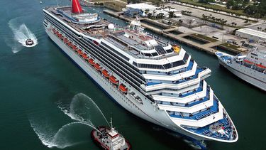Carnival recibió el permiso de las autoridades estadounidenses para operar viajes de cruceros a Cuba pero, según las leyes cubanas vigentes, los cubanos y sus familiares residentes en el exterior no pueden arribar al país por vía marítima, como pasajer