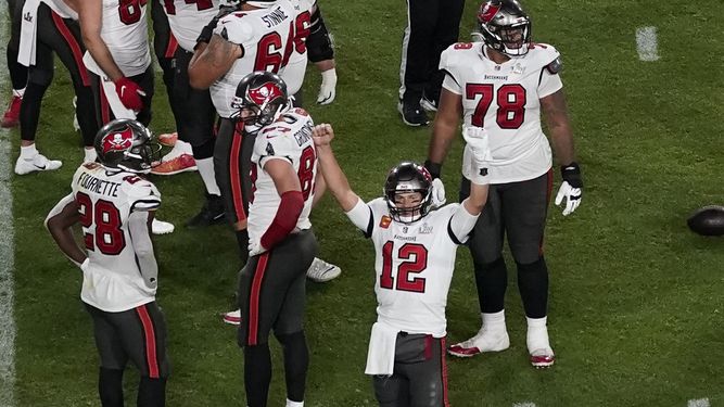 El quarterback Tom Brady (12) de los Tampa Bay Buccaneers,celebra durante la segunda mitad del partido de fútbol americano del Super Bowl 55 de la NFL