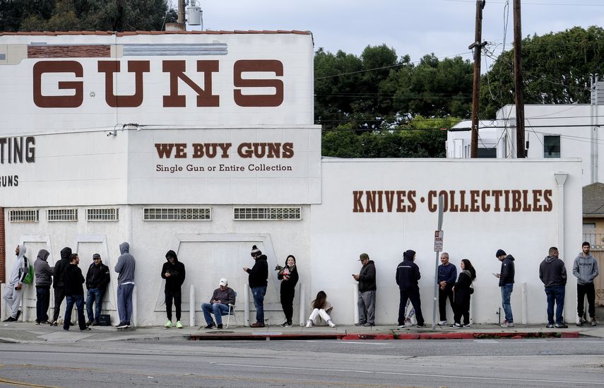 Varias personas hacen fila para ingresar a una armer&iacute;a en Culver City, California.&nbsp;
