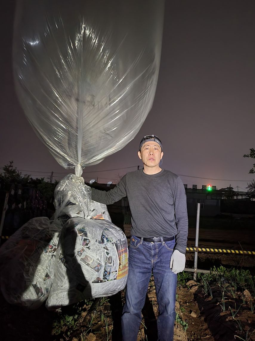 Park Sang-hak, un desertor norcoreano convertido en activista, se prepara para lanzar globos con panfletos propagandísticos en la localidad fronteriza de Gimpo, en Corea del Sur, el 25 de abril de 2022.&nbsp;