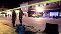 Policías montan guardia cerca de sillas derribadas a lo largo de W. Main St., el domingo 21 de noviembre de 2021, en Waukesha, Wisconsin, después de que una camioneta embistió un desfile navideño. Policías montan guardia cerca de sillas derribadas a lo largo de W. Main St., el domingo 21 de noviembre de 2021, en Waukesha, Wisconsin, después de que una camioneta embistió un desfile navideño.