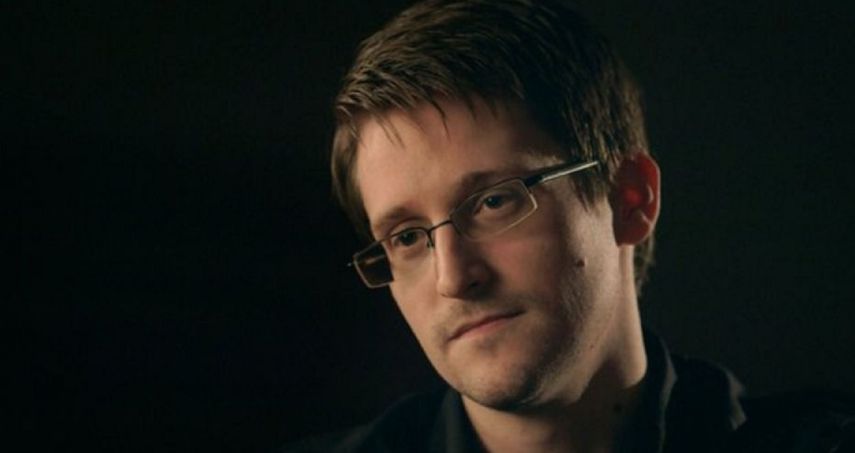 Snowden criticó durante la campaña electoral a la candidata demócrata Hillary Clinton, por violar las reglas en el manejo de información clasificada.