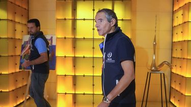 El director general del Organismo Internacional de la Energía Atómica (OIEA), Rafael Mariano Grossi, a la derecha, camina en Kiev, Ucrania, la mañana del miércoles 31 de agosto de 2022.&nbsp;