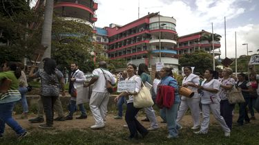 Trabajadores hospitalarios protestan por mejoras en condiciones laborales en Caracas, Venezuela.