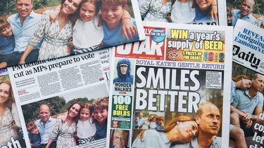 Una fotografía tomada el 10 de septiembre de 2024 muestra las portadas de algunos de los periódicos nacionales de Reino Unido dominadas por historias sobre la princesa de Gales, Kate Middleton, tras su anuncio de haber completado su tratamiento de quimioterapia tras un diagnóstico de cáncer a principios de este año.