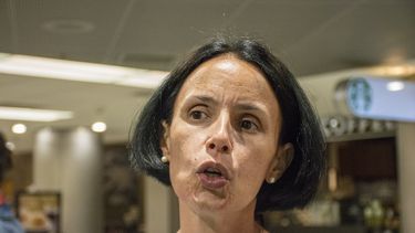 La maestra Omara Ruiz Urquiola se dirige a la prensa en Miami.