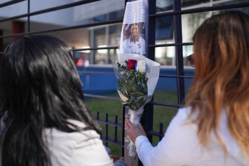 Aficionados colocan un ramo de flores ante una foto del futbolista uruguayo Juan Izquierdo en la sede del club Nacional, el miércoles 28 de agosto de 2024, en Montevideo.