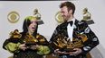 Billie Eilish, a la izquierda, y Finneas OConnell posan en la sala de prensa tras ganar premios Grammy incluyendo al álbum del año, mejor ingeniería y mejor álbum pop vocal por We All Fall Asleep, Where Do We Go?, canción y grabación del año por Bad Guy, mejor artista nuevo y mejor productor no clásico, el 26 de enero de 2020 en Los Ángeles.&nbsp;