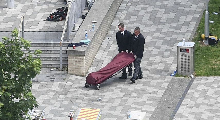 Dos hombres retiran el cuerpo sin vida que ha fallecido en el incendio declarado en la Torre Grenfell en Lancaster West Estate en&nbsp;Londres.