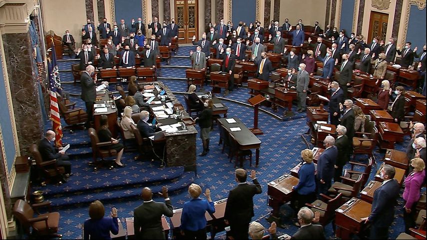 El presidente pro tempore del Senado Patrick Leahy (a la izquierda, de pie) toma juramento a los miembros de la cámara con miras al juicio político de Donald Trump.&nbsp;