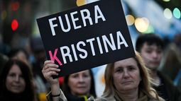 Opositores al gobierno del presidente de Argentina, Alberto Fernández, realizan una protesta frente al palacio presidencial de la Casa Rosada en Buenos Aires, el 9 de julio de 2022. Una crisis política en Argentina devastada por la inflación que fue provocada por la renuncia del ministro de Economía ha asustado a los mercados y generado temores que resultan en compras de pánico y aumentos apresurados de precios, a medida que el tipo de cambio informal se dispara.