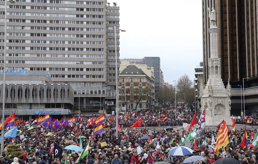Miles de participantes en las Marchas por la Dignidad inundaron la Plaza de Colón, en Madrid, el sábado. EFE