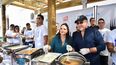 Gloria y Emilio Estefan convirtieron su restaurante del Miami Design District en un gran recinto que recibió a cientos de familias que disfrutaron de un delicioso almuerzo y celebraron el Día de Acción de Gracias. Gloria y Emilio Estefan convirtieron su restaurante del Miami Design District en un gran recinto que recibió a cientos de familias que disfrutaron de un delicioso almuerzo y celebraron el Día de Acción de Gracias.