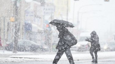 Unas personas caminan durante una tormenta invernal en Filadelfia, el 13 de febrero de 2024. 