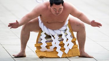 El mayor campeón de sumo japonés, Hakuho, dio positivo al COVID-19