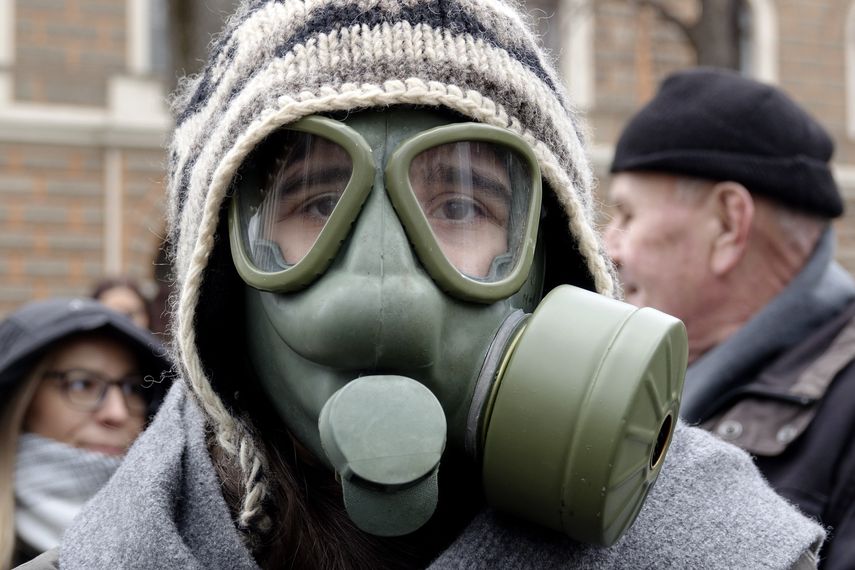 Una persona con una m&aacute;scara antig&aacute;s participa en una protesta contra los elevados niveles de contaminaci&oacute;n del aire en Sarajevo, Bosnia, el lunes, 20 de enero del 2020.&nbsp;