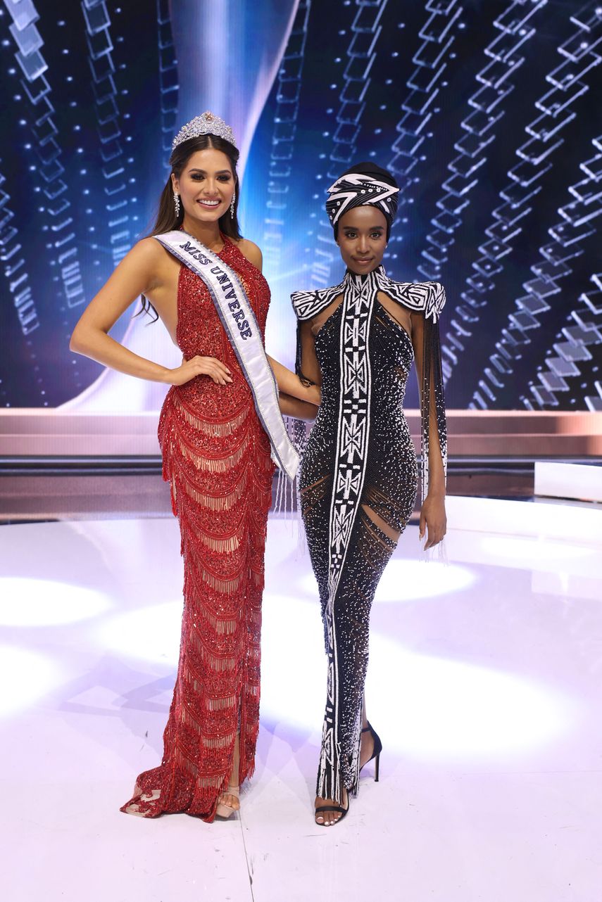 Miss Universo 2020 Andrea Meza y Miss Universo 2019 Zozibini Tunzi posan en el escenario en la 69a competencia de Miss Universo en Seminole Hard Rock Hotel & Casino el 16 de mayo de 2021 en Hollywood, Florida.&nbsp;