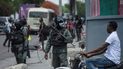 Fuerzas armadas resguardan una zona de oficinas estatales, en Puerto Príncipe, Haití.