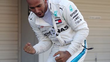 A falta de cuatro pruebas para la conclusión del certamen, el 25 de noviembre, en Abu Dabi, Hamilton -que ya podría festejar condición de pentacampeón dentro de dos semanas, en Austin (Texas), sede del Gran Premio de Estados Unidos- encabeza el Mundial con 331 puntos, 67 más que Vettel.